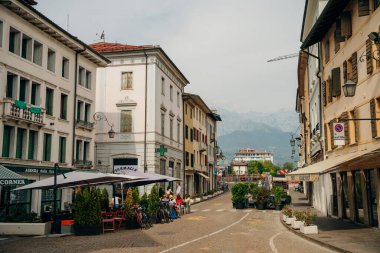 Feltre, İtalya - Kasım, 2021 Venedik, İtalya 'nın kuzeyindeki Belluno ilindeki Feltre kasabasının manzarası. Yüksek kalite fotoğraf