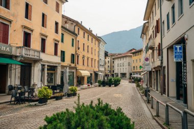 Feltre, İtalya - Kasım, 2021 Venedik, İtalya 'nın kuzeyindeki Belluno ilindeki Feltre kasabasının manzarası. Yüksek kalite fotoğraf