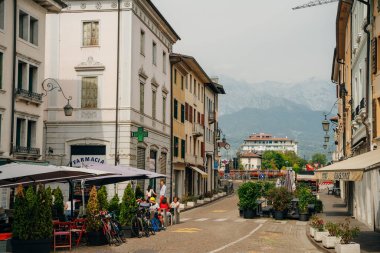 Feltre, İtalya - Kasım, 2021 Venedik, İtalya 'nın kuzeyindeki Belluno ilindeki Feltre kasabasının manzarası. Yüksek kalite fotoğraf