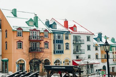 MONT-TREMBLANT, QC, CANADA - Şubat 2020 Kışın Mont-Tremblant köyü.