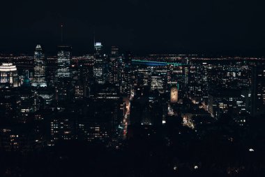 Montreal gökyüzü geceleyin alacakaranlıkta, Kanada - Aralık, 2019.