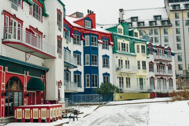 MONT-TREMBLANT, QC, CANADA - Şubat 2020 Kışın Mont-Tremblant köyü.