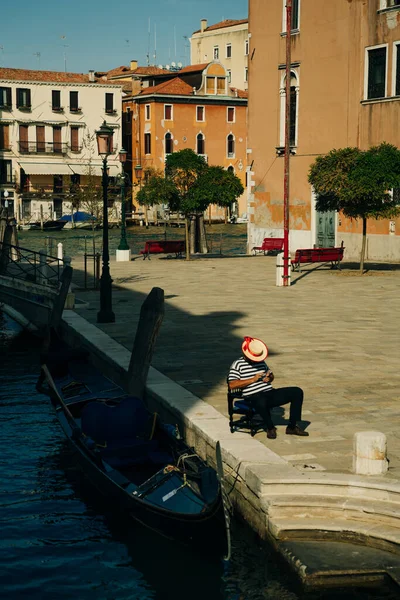 Gandolier Lazítson Velencében Kiváló Minőségű Fénykép — Stock Fotó