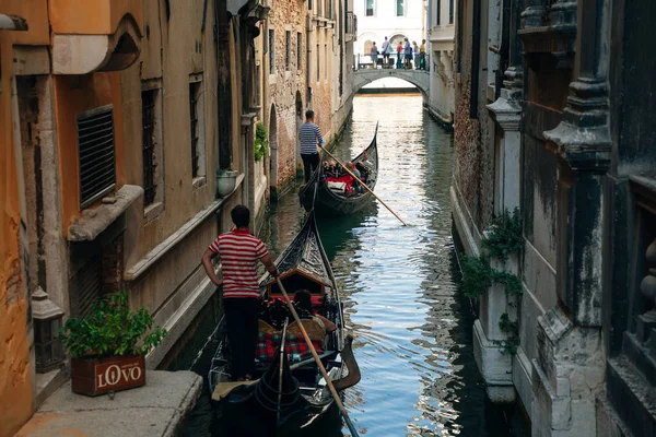 Gandolier Haciendo Trabajo Venecia Foto Alta Calidad — Foto de Stock
