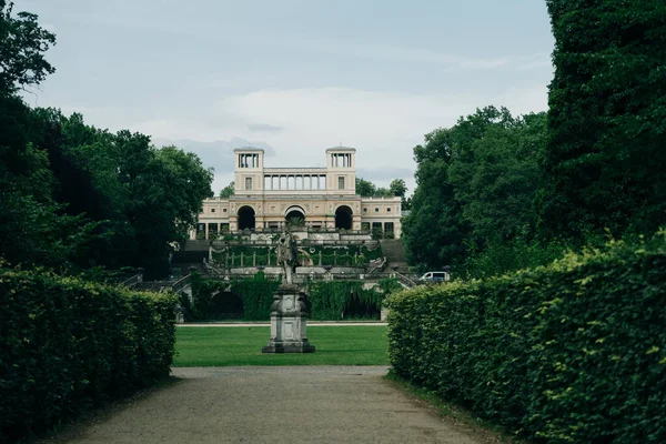 Potsdam, Almanya - Ekim, 2021. Sanssouci Parkı 'ndaki Sanssouci şatosunun yanındaki Portakal Sarayı. Yüksek kalite fotoğraf