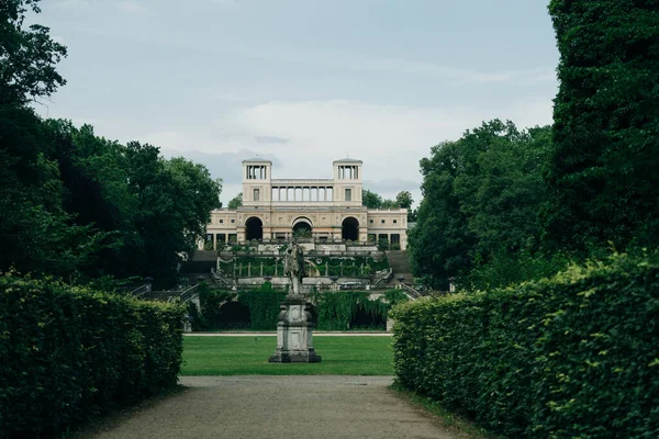 Potsdam, Almanya - Ekim, 2021. Sanssouci Parkı 'ndaki Sanssouci şatosunun yanındaki Portakal Sarayı. Yüksek kalite fotoğraf