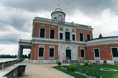 Tarihsel Saray Marmorpalais in Autumn in the Park Neuer Garten, Potsdam, Brandenburg - Kasım, 2021. Yüksek kalite fotoğraf