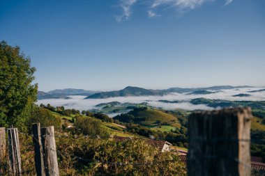 Dağ vadisindeki köy ve yol. Pireneler. Camino de Santiago manzarası. - Evet. Yüksek kalite fotoğraf