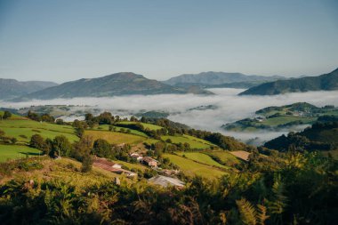 Dağ vadisindeki köy ve yol. Pireneler. Camino de Santiago manzarası. - Evet. Yüksek kalite fotoğraf