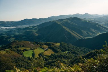 Dağ vadisindeki köy ve yol. Pireneler. Camino de Santiago manzarası. - Evet. Yüksek kalite fotoğraf