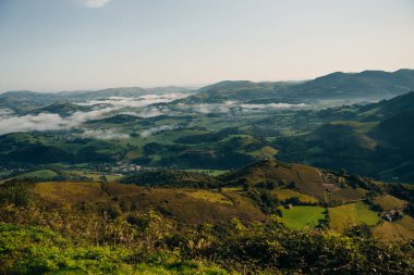Dağ vadisindeki köy ve yol. Pireneler. Camino de Santiago manzarası. - Evet. Yüksek kalite fotoğraf