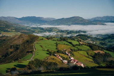 Dağ vadisindeki köy ve yol. Pireneler. Camino de Santiago manzarası. - Evet. Yüksek kalite fotoğraf