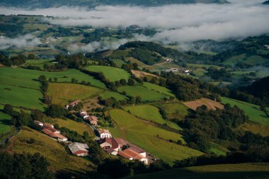 Dağ vadisindeki köy ve yol. Pireneler. Camino de Santiago manzarası. - Evet. Yüksek kalite fotoğraf