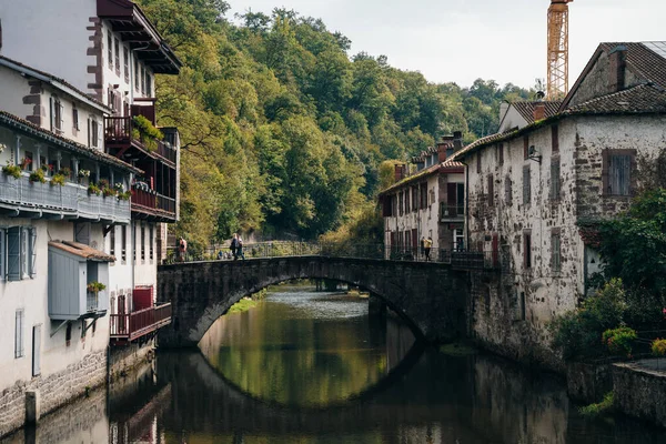 Nive Nehri üzerindeki Saint Jean Pied de Port Köprüsü, Pays Bask, Fransa. Yüksek kalite fotoğraf