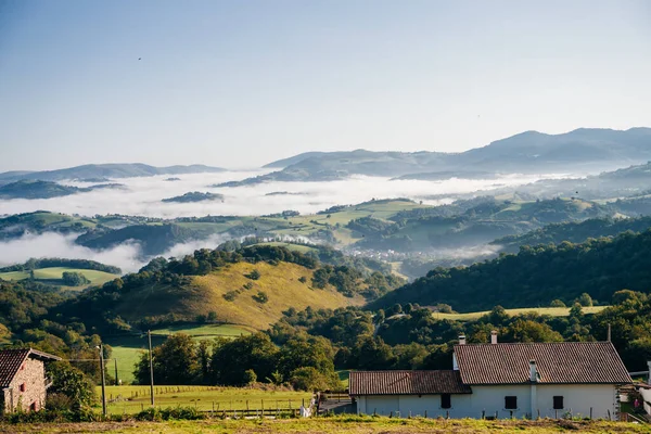 Wioska Droga Dolinie Gór Pireneje Krajobraz Camino Santiago Tak Wysokiej — Zdjęcie stockowe