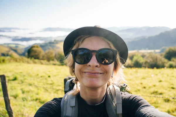 Camino de Santiago 'da seyyah kız selfie' si, Pyrenees, Navarra, İspanya 'da Compostela' ya. Yüksek kalite fotoğraf