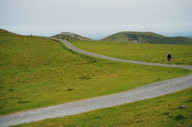 Yalnız seyyah, Camino de Santiago 'da Pireneler' in içinden geçiyor. Fransa - Kasım, 2021. Yüksek kalite fotoğraf