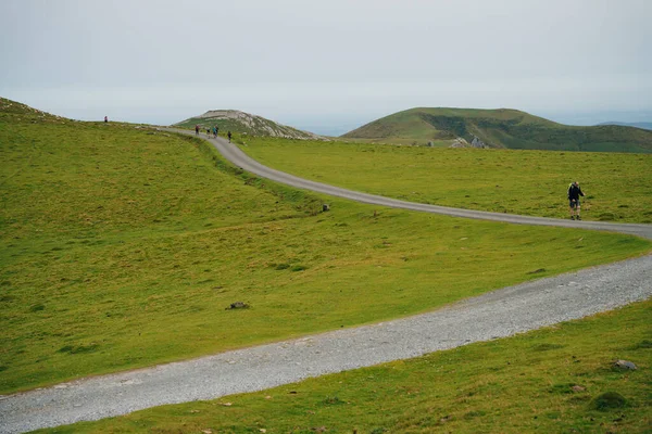 Yalnız seyyah, Camino de Santiago 'da Pireneler' in içinden geçiyor. Fransa - Kasım, 2021. Yüksek kalite fotoğraf
