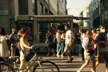 Milano, İtalya 'da sokaktaki insanlar. Yüksek kalite fotoğraf