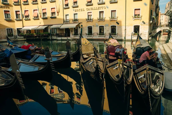 Gandolier Doing His Work Venice High Quality Photo — Stock Photo, Image