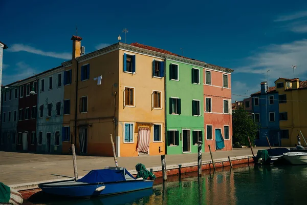 Maisons Animées Long Canal Bordé Bateaux Burano Venise Italie Photo — Photo