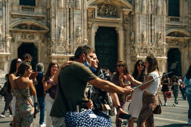 MILAN - NOV, 2021: Turistler İtalya, Milano 'daki Piazza Duomo' yu ziyaret etti. Yüksek kalite fotoğraf