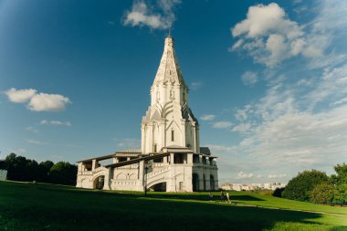 Moskova, Rusya - Kasım, 2021. Kolomenskoye 'deki Tanrı' nın Yükselişi Kilisesi mavi gökyüzüne karşı. Yüksek kalite fotoğraf
