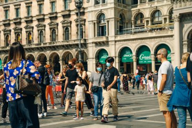 MILAN - NOV, 2021: Turistler İtalya, Milano 'daki Piazza Duomo' yu ziyaret etti. Yüksek kalite fotoğraf
