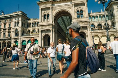 MILAN - NOV, 2021: Turistler İtalya, Milano 'daki Piazza Duomo' yu ziyaret etti. Yüksek kalite fotoğraf