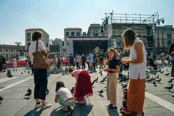 2021年11月 游客参观意大利米兰的多摩广场 高质量的照片 — 图库照片