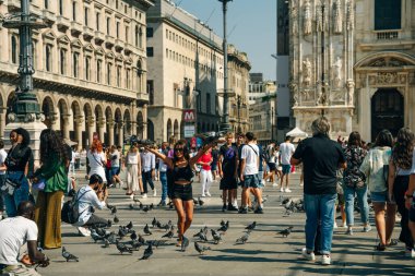 MILAN - NOV, 2021: Turistler İtalya, Milano 'daki Piazza Duomo' yu ziyaret etti. Yüksek kalite fotoğraf