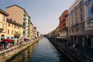 MILAN, ITALY - NOV, 2021 Milan 'daki Naviglio Grande Kanalı. Yüksek kalite fotoğraf