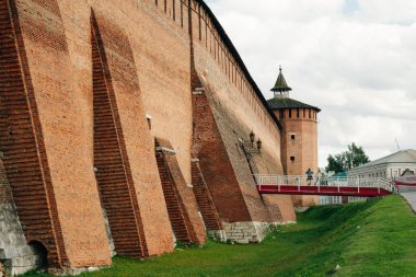 Kolomna, Rusya - Kasım, 2021: Kolomna 'daki tuğladan kale duvarının kalıntıları. Yüksek kalite fotoğraf