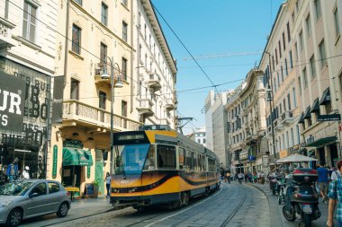 Milan, İtalya - Kasım, 2021 Milano, İtalya 'da sokak ulaşımı. Yüksek kalite fotoğraf