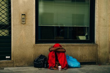 Milan, İtalya 'da sokakta oturan evsiz bir adam. Yüksek kalite fotoğraf