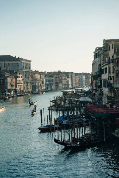 Hagyományos Gondolák Keskeny Csatornán Velencében Olaszországban Dec 2021 Kiváló Minőségű — Stock Fotó
