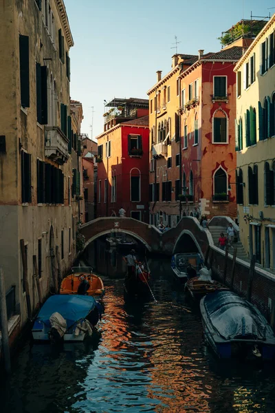 Góndolas Tradicionales Canal Estrecho Venecia Italia Dec 2021 Foto Alta — Foto de Stock
