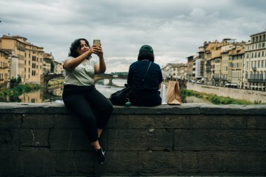 Floransa, Ponte alla Carraia Ortaçağ Köprüsü Arno nehri üzerinde. Toskana, İtalya - Aralık, 2021. Yüksek kalite fotoğraf