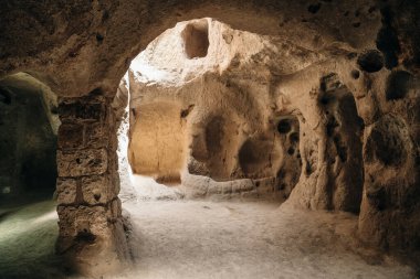 CAPPADOCIA, TURKEY - Kasım 2021 Yeraltı şehri Mazikoy veya Mazi, Kapadokya, Türkiye