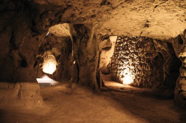 CAPPADOCIA, TURKEY - Kasım 2021 Yeraltı şehri Mazikoy veya Mazi, Kapadokya, Türkiye