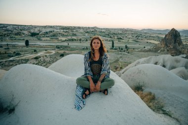  Kapadokya Vadisi 'nde otantik boho tarzı giyinmiş gezgin bir kadın. Seyahat ve seyahat tutkusu konsepti. Yüksek kalite fotoğraf