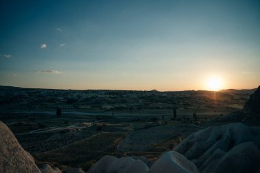 Gün batımında Gül Vadisi Goreme Kapadokya Türkiye. Yüksek kalite fotoğraf