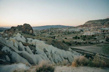 Gün batımında Gül Vadisi Goreme Kapadokya Türkiye. Yüksek kalite fotoğraf