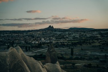 Gün batımında Gül Vadisi Goreme Kapadokya Türkiye. Yüksek kalite fotoğraf