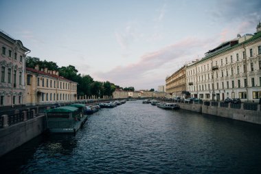 St. Petersburg, Rusya - Ağustos 2021 Saint-Petersburg 'da tekneleri olan nehir kanalı. Yaz. Yüksek kalite fotoğraf