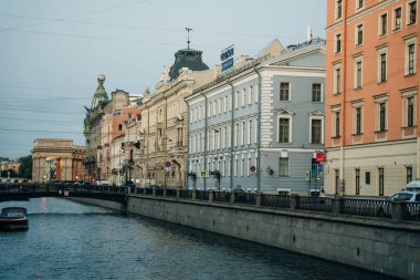 St. Petersburg, Rusya - Ağustos 2021 Saint-Petersburg 'da tekneleri olan nehir kanalı. Yaz. Yüksek kalite fotoğraf