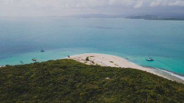 İzole edilmiş Cayo Icacos Porto Riko adasındaki bir sahilin insansız hava aracı görüntüsü. Yüksek kalite fotoğraf