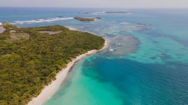 İzole edilmiş Cayo Icacos Porto Riko adasındaki bir sahilin insansız hava aracı görüntüsü. Yüksek kalite fotoğraf