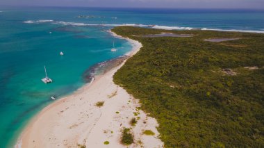 İzole edilmiş Cayo Icacos Porto Riko adasındaki bir sahilin insansız hava aracı görüntüsü. Yüksek kalite fotoğraf