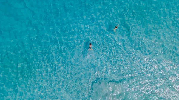 Een Paar Vrouwen Drijvend Een Helderblauwe Oceaan Luchtfoto Hoge Kwaliteit — Stockfoto